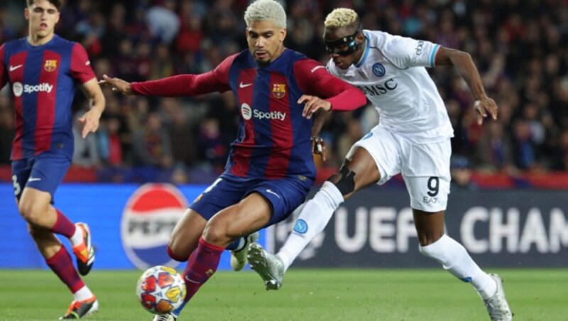 Ronald Araújo im Duell mit Victor Osimhen (Bild: AFP or licensors)
