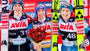 Stefan Kraft gewinnt vor Daniel Tschofenig und Jan Hörl. (Bild: Geir Olsen / NTB)