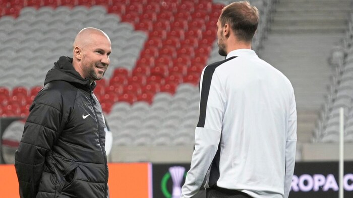 Coach Ilzer with midfielder Stankovic.