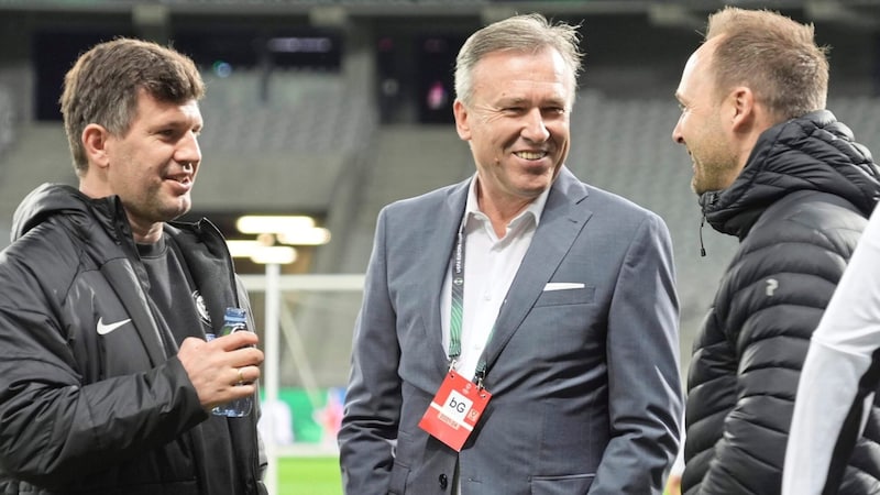 Sturms Chefetage um Andreas Schicker, Christian Jauk und Thomas Tebbich war vom Stadion-Tempel beeindruckt. (Bild: Sepp Pail)