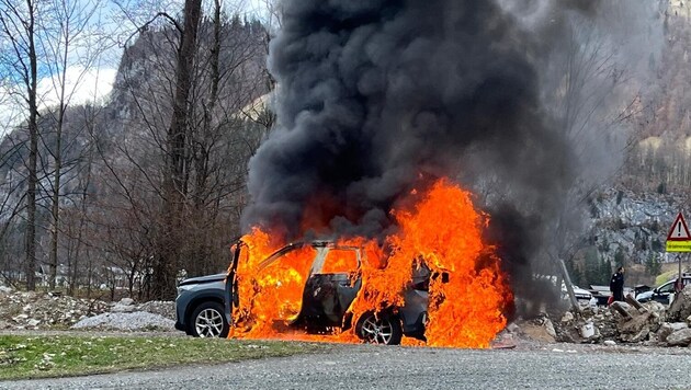 The burning vehicle next to the B311 in Weißbach.