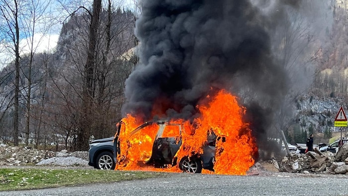 Das brennende Fahrzeug neben der B311 in Weißbach.
