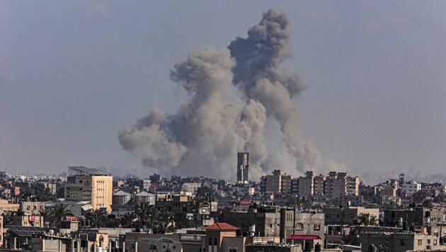 Rafah, im Süden der Enklave, wird trotz der Anwesenheit vieler Flüchtlinge gerade besonders ins Visier genommen. (Bild: AFP)