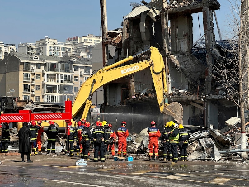 Sieben Todesopfer sind zu beklagen, es gibt zahlreiche Verletzte. (Bild: AP)
