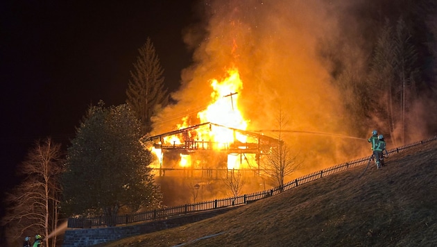 The old farmhouse was engulfed by flames on Thursday night. (Bild: zoom.tirol)