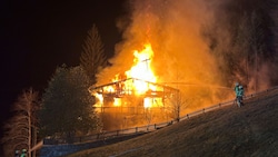 In der Nacht auf Donnerstag wurde das alte Bauernhaus ein Raub der Flammen. (Bild: zoom.tirol)