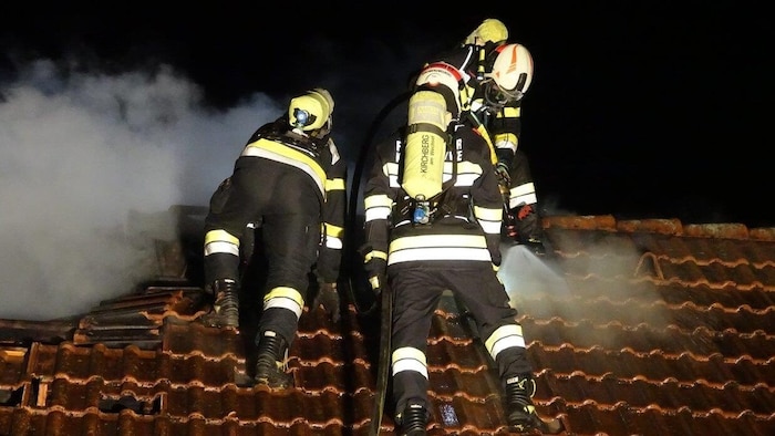 Les pompiers ont dû ouvrir le toit