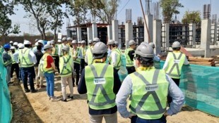 Die steirische Delegation beim Besuch der Baustelle für die neue Kläranlage in Agra. (Bild: Lugger)