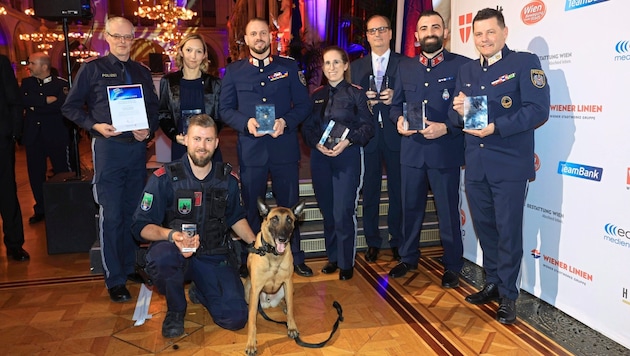 Von Links: Gruppeninspektor Uwe Schaffer (Kinder und Sicherheit), Revierinspektorin Patricia Huber (Opferschutz), Bezirksinspektor Paul Jung (Verkehrssicherheit), Inspektorin Kerstin Lipp (Newcomer), Chefinspektor Robert Stotz (Lebenswerk), Revierinspektor Kaltrin Murati (Polizist des Jahres), Chefinspektor Michael Hendrich-Szokol (Kriminalpolizeiliche Verdienste), vorne Held auf 4 Pfoten: Revierinspektor Philipp Scheifinger mit „Bullit“ (Bild: Peter Tomschi)