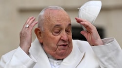 Papst Franziskus wird nicht wie sein Vorgänger Benedikt XVI. ein emeritierter Pontifex werden. (Bild: AFP)