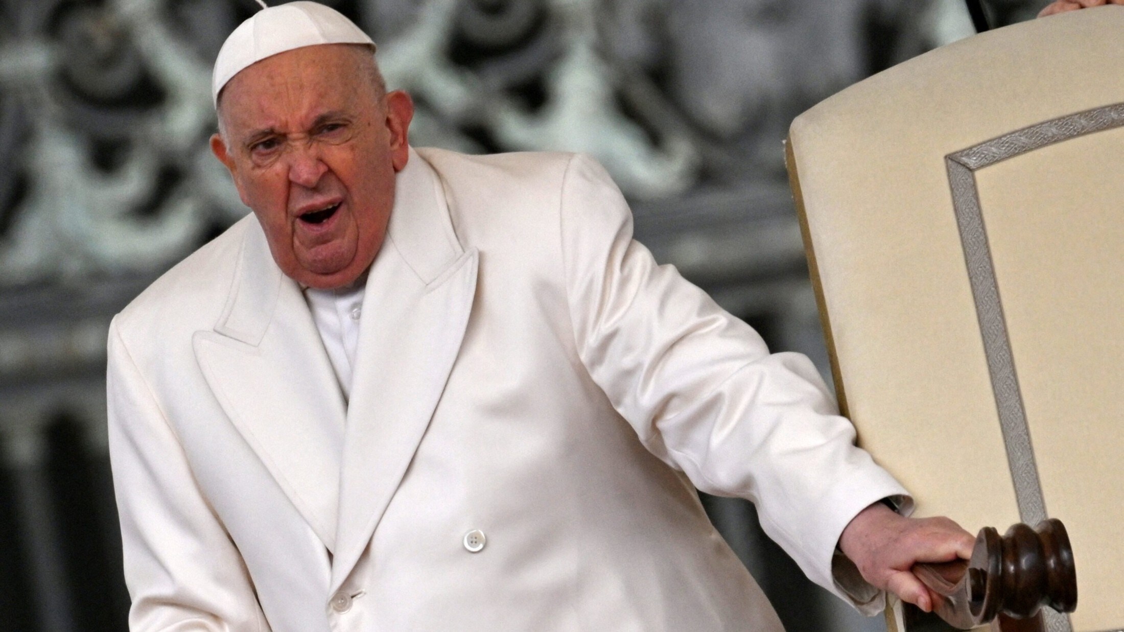 Der Papst hat mit vielen Wehwehchen zu kämpfen. (Bild: AFP)