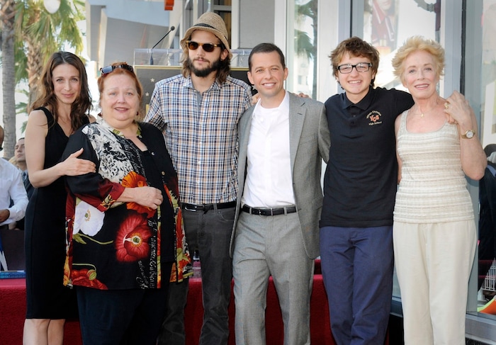 Marin Hinkle mit ihren „Two and a half Men“-Co-Stars Conchata Ferrell, Ashton Kutcher, Angus T. Jones und Holland Taylor 
