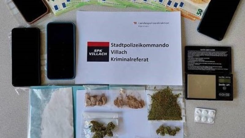 Neben verschiedensten Drogen konnte die Polizei auch Bargeld und Handys sicherstellen. (Bild: LPD Kärnten, Krone KREATIV)