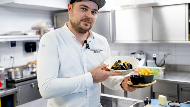 Christoph "Birdy" Vogler is serving a classic of French cuisine today: moules-frites. (Bild: Imre Antal)