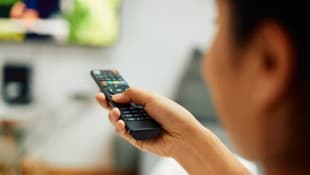 Knapp vier Stunden schaut der durchschnittliche Österreicher täglich fern oder nutzt ...