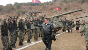 Nordkoreas Machthaber Kim Jong Un vor jubelnden Soldaten. Tausende sollen bereits in der Ukraine kämpfen.  (Bild: AFP)