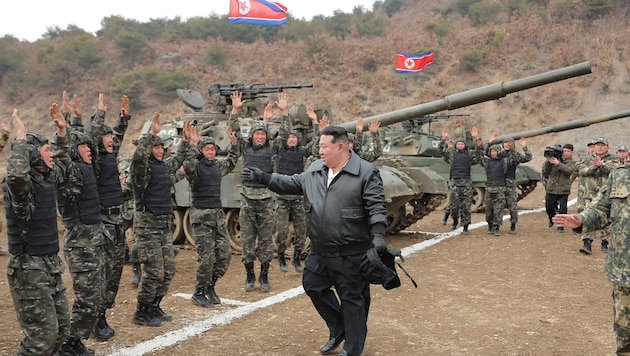 North Korea's ruler Kim Jong Un in front of cheering soldiers. Thousands are said to be fighting in Ukraine. (Bild: AFP)