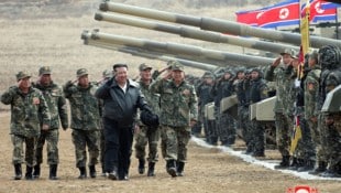 Archivaufnahme: Nordkoreas Diktator Kim Jong Un inspiziert seine Armee. (Bild: AFP)