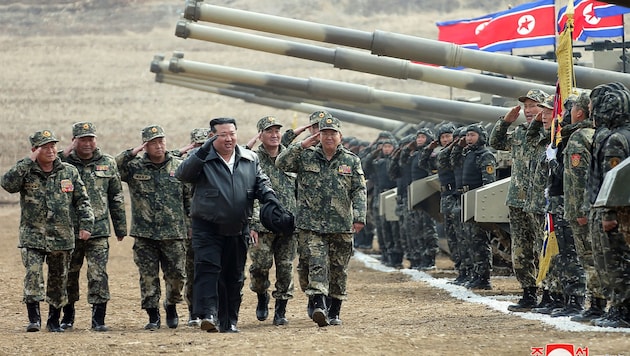 Archive photo: North Korean dictator Kim Jong Un inspects his army. (Bild: AFP)