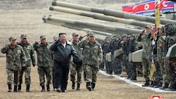 Archivaufnahme: Nordkoreas Diktator Kim Jong Un inspiziert seine Armee. (Bild: AFP)