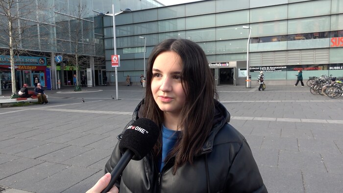 L'étudiante Eris Alinaj se sent "plus en sécurité" avec un couteau.