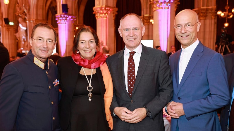 Polizeipräsident Gerhard Pürstl mit Gattin, Innenminister Gerhard Karner und Dompfarrer Toni Faber (v. links) (Bild: Peter Tomschi)