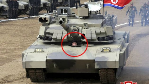 Kim Jong Un tests his new tank in person. (Bild: AFP)
