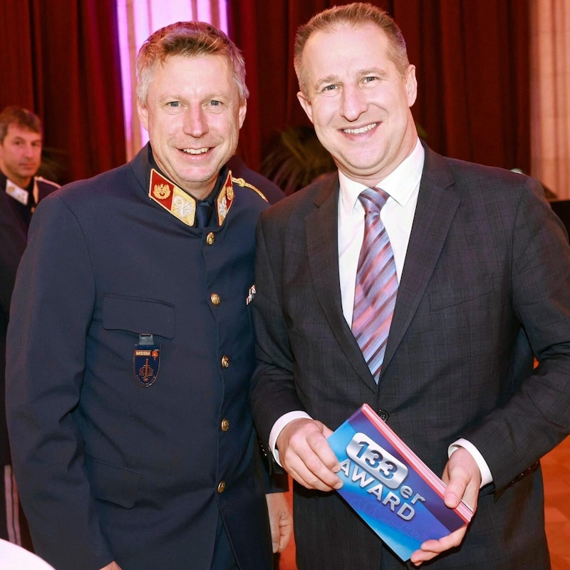 Moderator Markus Pohanka mit dem Leiter der LPD-Wien-Pressestelle, Manfred Reinthaler (Bild: Peter Tomschi)