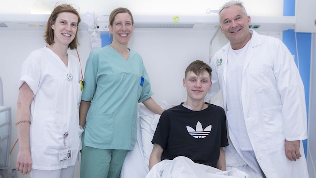 After the dramatic rescue: Hanna Kleinschuster, Eva Amerstorfer, patient Tobias and Holger Till (from left) (Bild: LKH-Uni. Klinikum Graz/Jürgen Fechter)