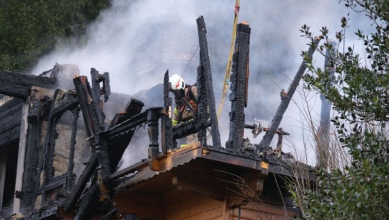 Am Vormittag fanden noch Nachlöscharbeiten statt. (Bild: zoom.tirol)