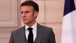 Frankreichs Präsident Emmanuel Macron wirft die Opposition „kriegerische Haltung“ vor. (Bild: AP)