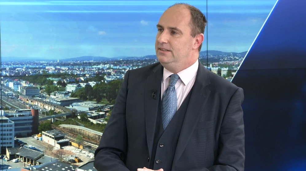 El experto financiero Gerald Zmuegg no ve a Benko como el único culpable de la miseria financiera. (Bild: krone.tv)