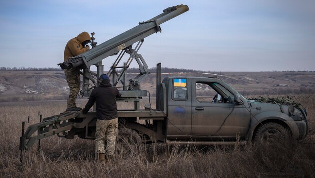 Plus de deux ans après le début de l'invasion russe, l'Ukraine est à court de munitions. (Bild: AP)