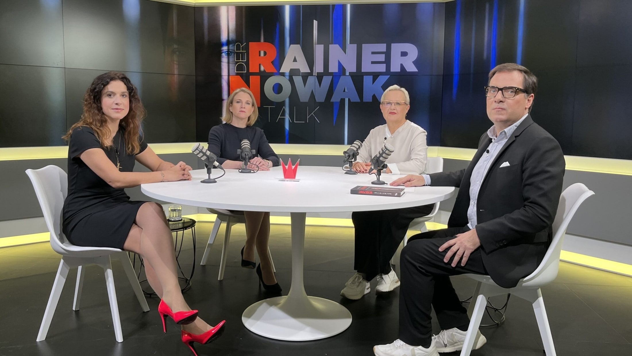 L'économiste Monika Köppl-Turyna, la chef du NEOS Beate Meinl-Reisinger, la conseillère en communication Heidi Glück et le super-chef de la rubrique "Krone" Rainer Nowak (Bild: krone.tv)
