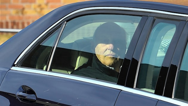 The Norwegian King Harald has left the hospital after his heart operation, but he will leave the official duties to his son, Crown Prince Haakon, for some time to come. (Bild: APA/AFP/NTB/Rodrigo Freitas)