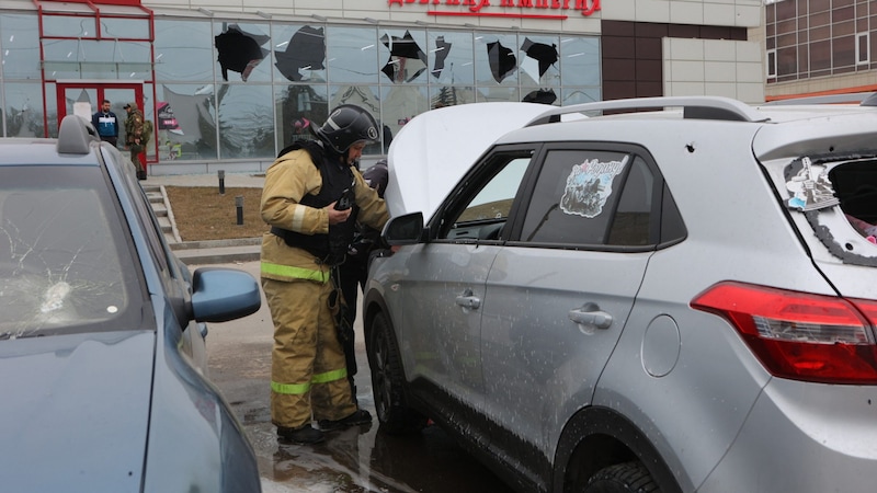 Zerstörte Autos nach dem Angriff am Donnerstag (Bild: AFP)