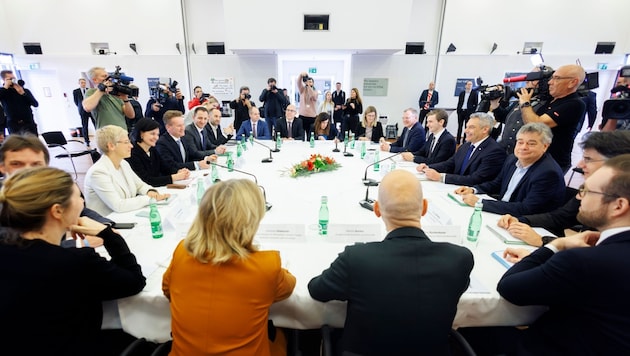 Grandly staged: The head of the federal government met with business representatives at Fronius in Sattledt. (Bild: BKA/Andy Wenzel)