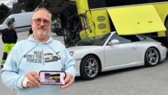 Michael Fischingers Auto stand auf einem Parkplatz und wurde von einem führerlosen Linienbus zermalmt.  (Bild: zoom.tirol)