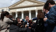 Der Präsident der katalanischen Separatistenpartei Esquerra Republicana de Catalunya (ERC) Oriol Junqueras stellt sich nach der Sitzung Medienvertretern. (Bild: APA/AFP/Pierre-Philippe MARCOU)