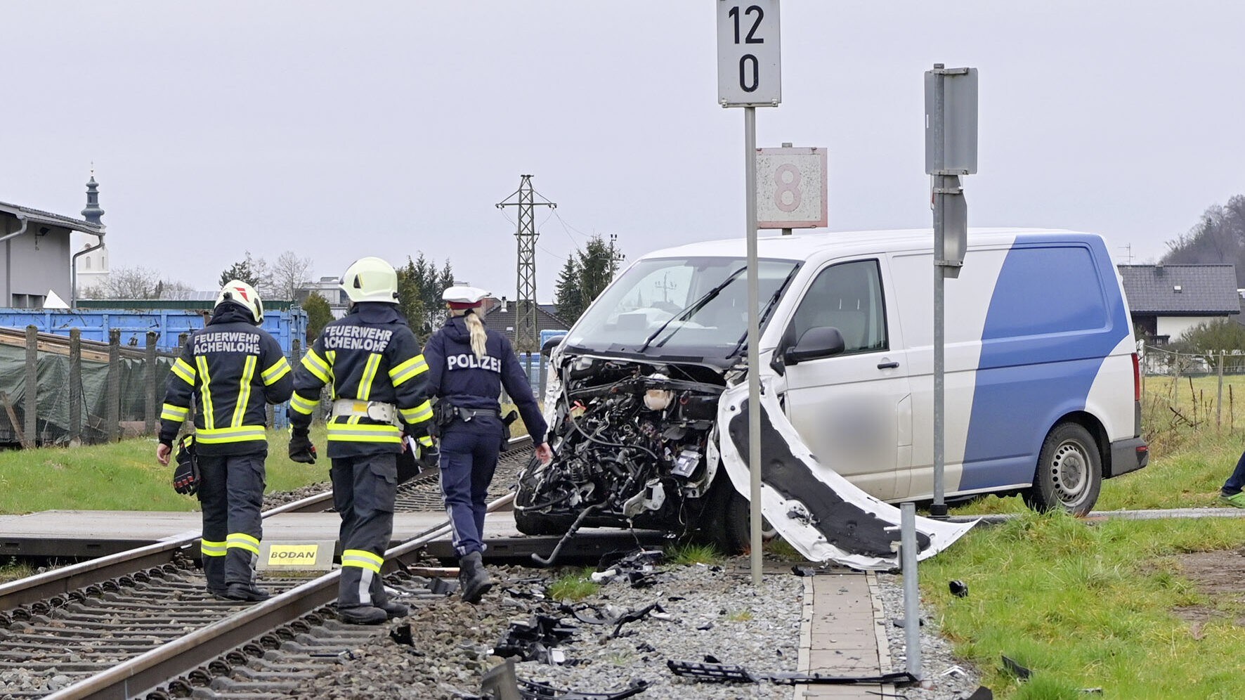 Das demolierte Fahrzeug musste von der Feuerwehr geborgen werden. (Bild: Manfred Fesl)