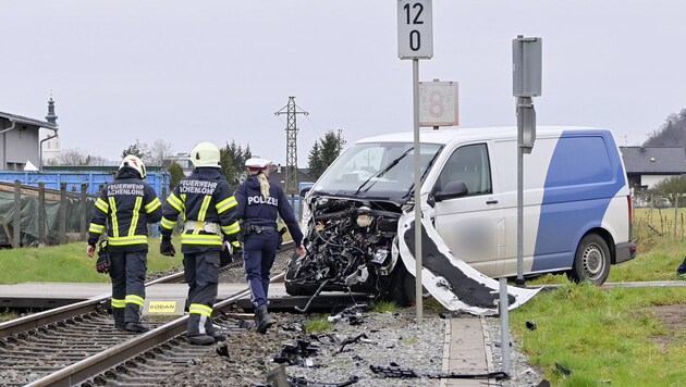 Le véhicule endommagé a dû être dégagé par les pompiers. (Bild: Manfred Fesl)