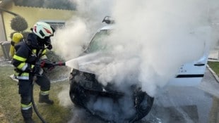 Die Feuerwehren löschten letztendlich den Brand. (Bild: FF Fürnitz)