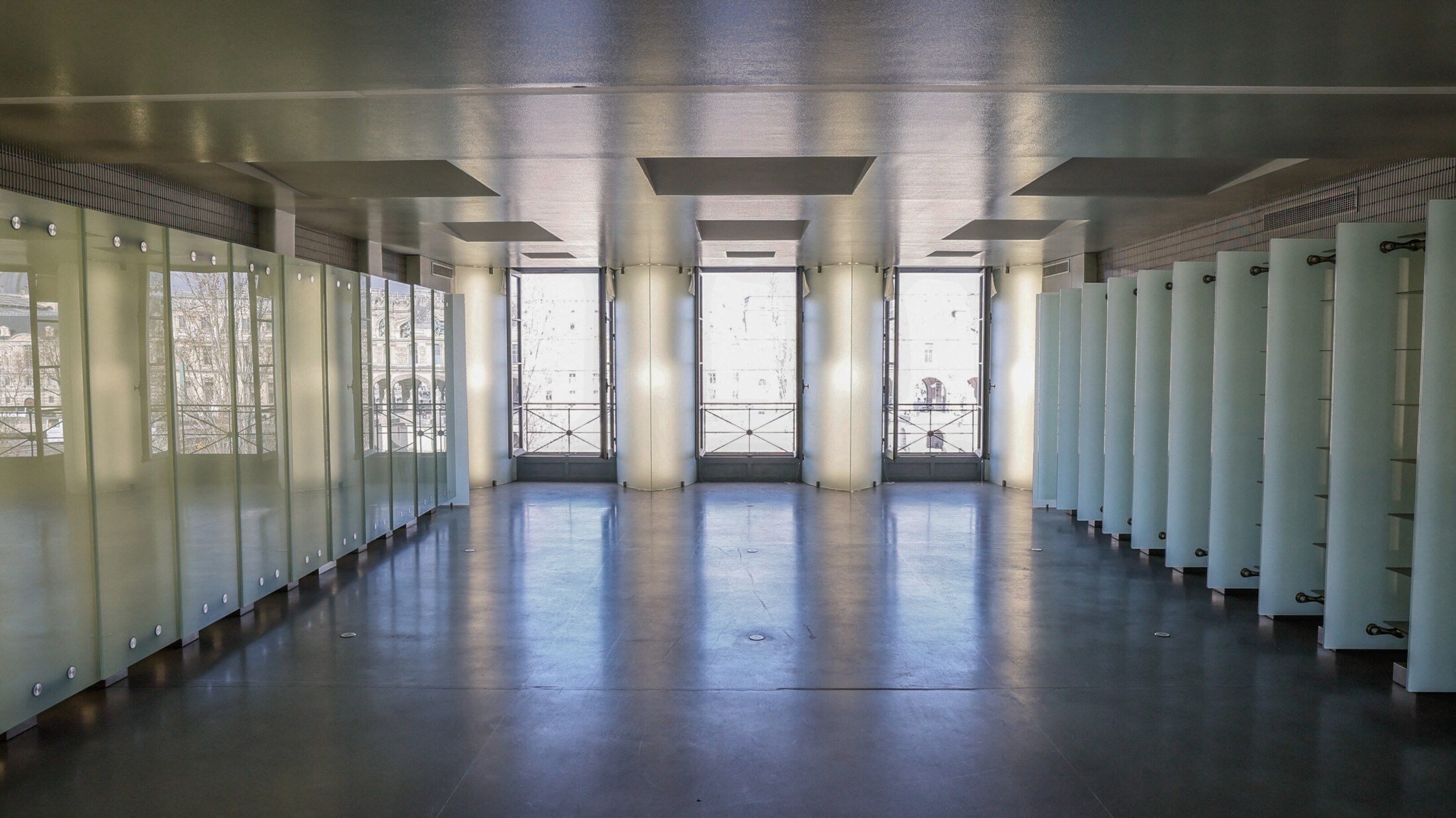 La foto muestra el salón del futurista piso de 260 m2 y tres habitaciones, con un vestidor de 50 m2. (Bild: APA/AFP/ALAIN JOCARD)