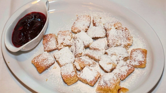 Als süßer Nachtisch wird ein flaumiger Kaiserschmarren serviert.