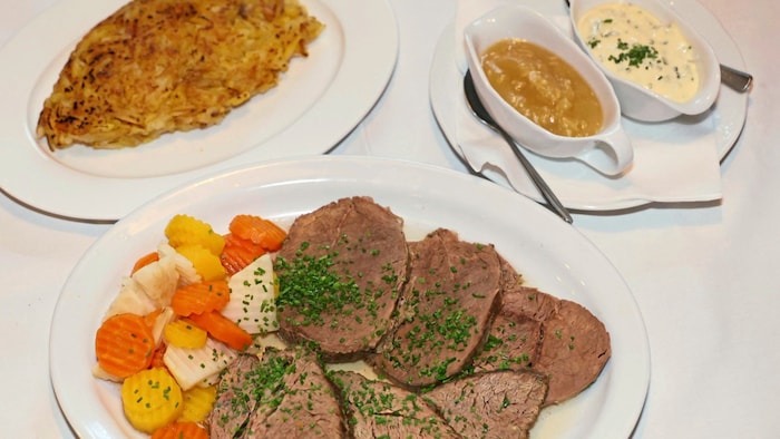 Der Rindfleischteller mit gekochtem Gemüse, Rösti und zwei Dips.