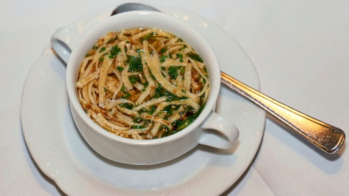 Frittatensuppe als Vorspeise.