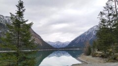 Blick vom Südufer nach Nordosten. Zwischen den zwei Bergflanken befindet sich der Plansee. (Bild: Peter Freiberger)