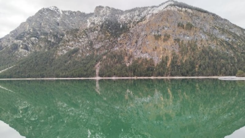 Die Berge ringsum spiegeln sich im See wider. (Bild: Peter Freiberger)