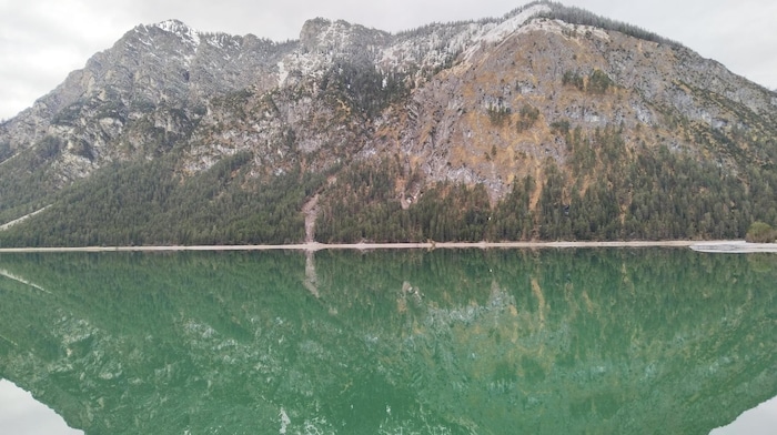 Die Berge ringsum spiegeln sich im See wider.