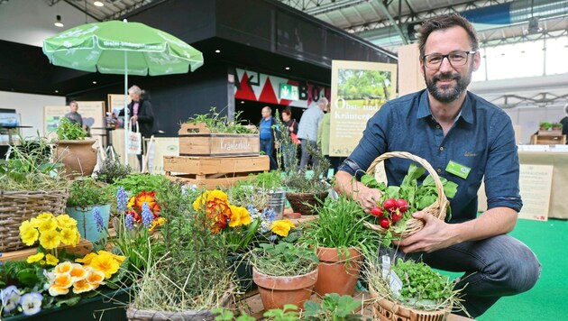 Matthias Karadar is delighted to see so many young people interested in gardening. (Bild: Christof Birbaumer)